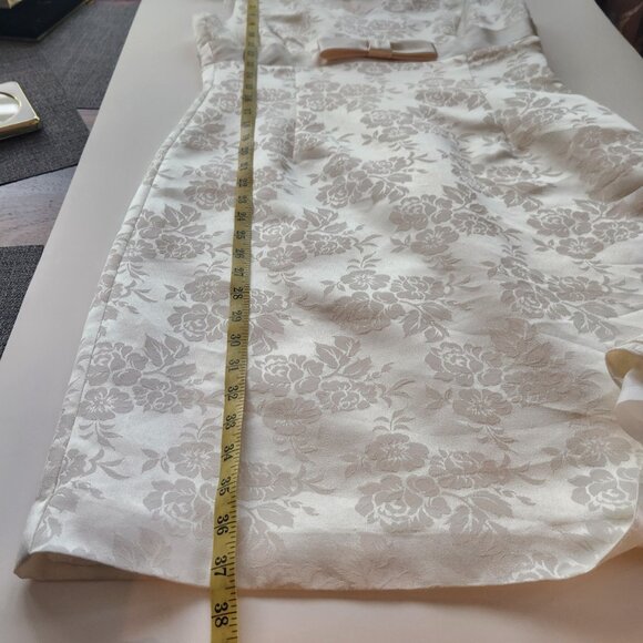 Elegant White Sleeveless Dress - Picture 7 of 7